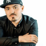 Известного певца нашли мёртвым в квартире недавно умершей матери